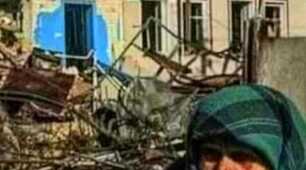 Бабуся доживаючи свій вік...  На старість залишилася без хати...