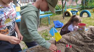 Сендплей :"На пісочку малюки, створювали замки залюбки".