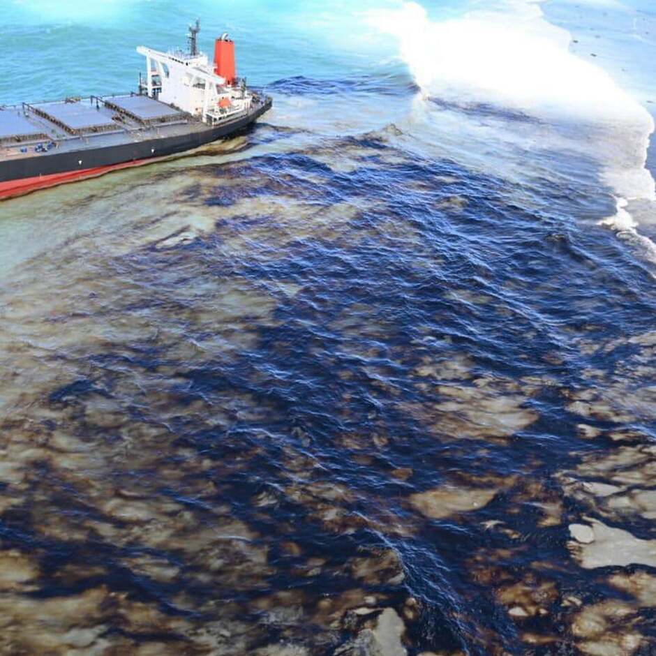 Mauritius calls for urgent help to prevent oil spill disaster | Oil spills | The Guardian