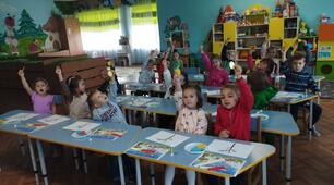 Порівняння множин предметів.  Просторові відношення: великий, маленький. Довжина. Круг