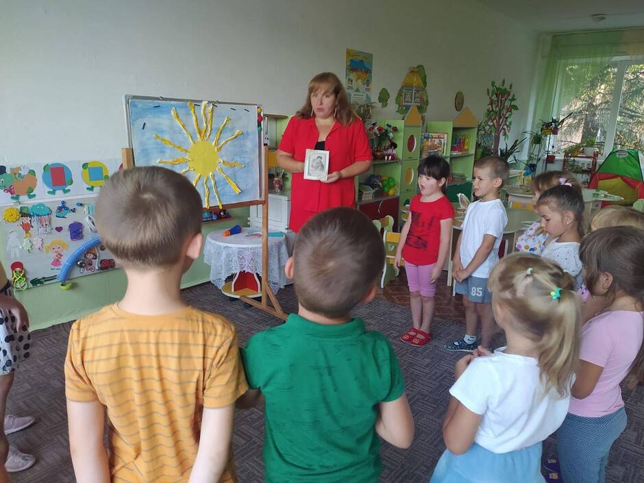 На зображенні може бути: 9 людей та дитина