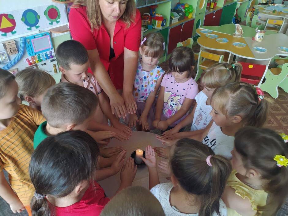 На зображенні може бути: 8 людей, дитина та люди навчаються