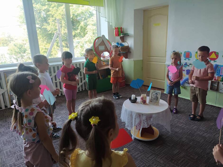 На зображенні може бути: 8 людей та дитина