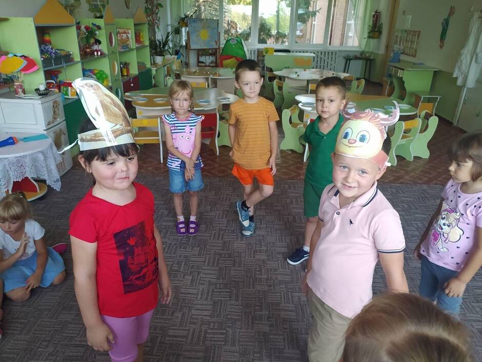 На зображенні може бути: 7 людей, дитина та капелюх
