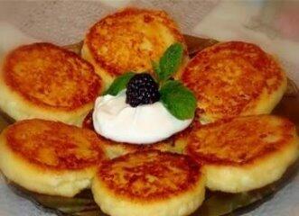 http://vk-recepty.ru/uploads/posts/2013-05/1367693932_Syrniki-so-smetanoiy.jpg