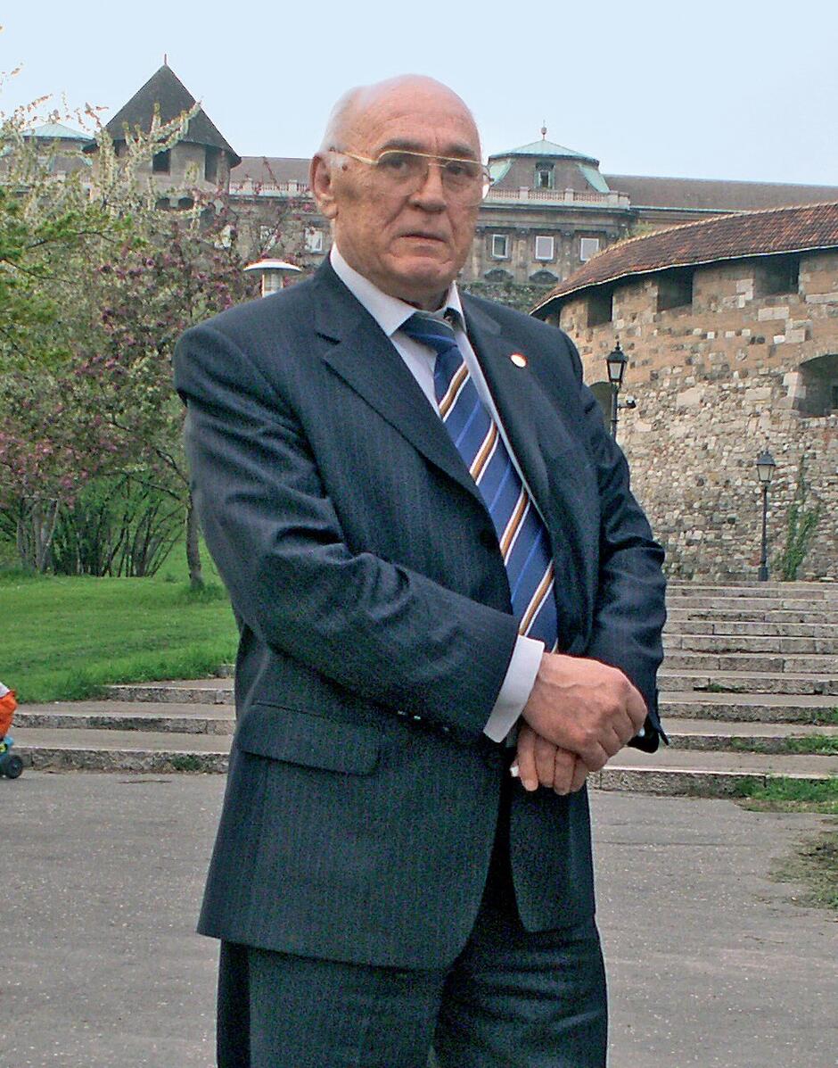 0500uidz-4d8d-940x1197.jpg