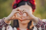 Петриківський розпис на показі DIOR та Сальма Гаєк у вишиванці: як прикладне мистецтво України стає трендом по усьому світу 