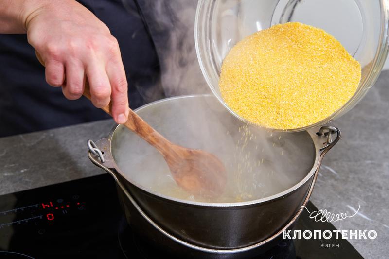 У казан, в киплячу воду додається кукурудзяна крупа