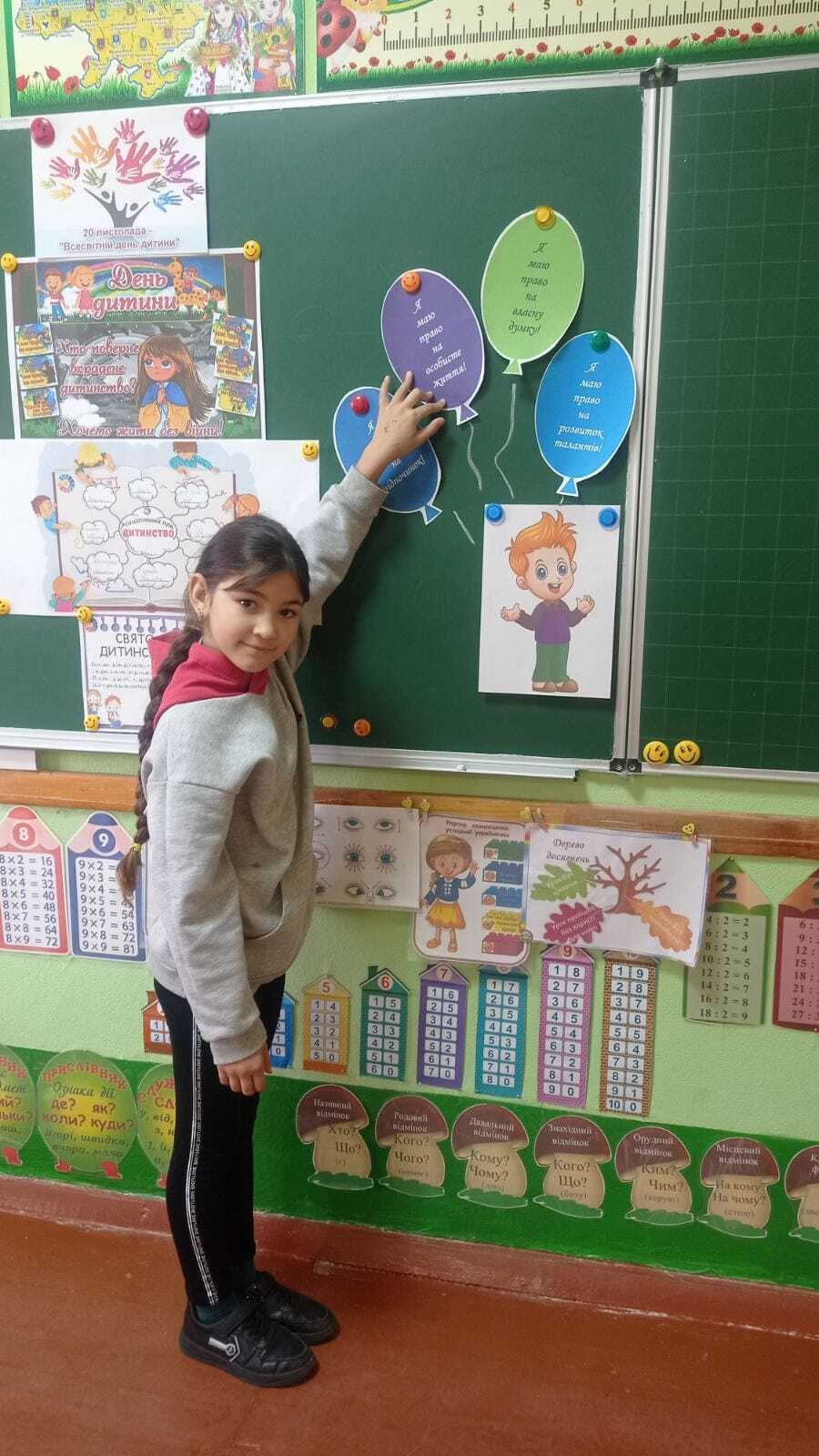Возможно, это изображение 1 человек, ребенок, дерево и текст