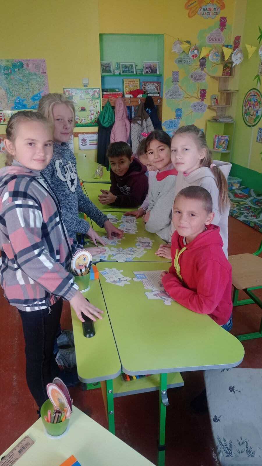Возможно, это изображение 3 человека, люди учатся, стол и текст