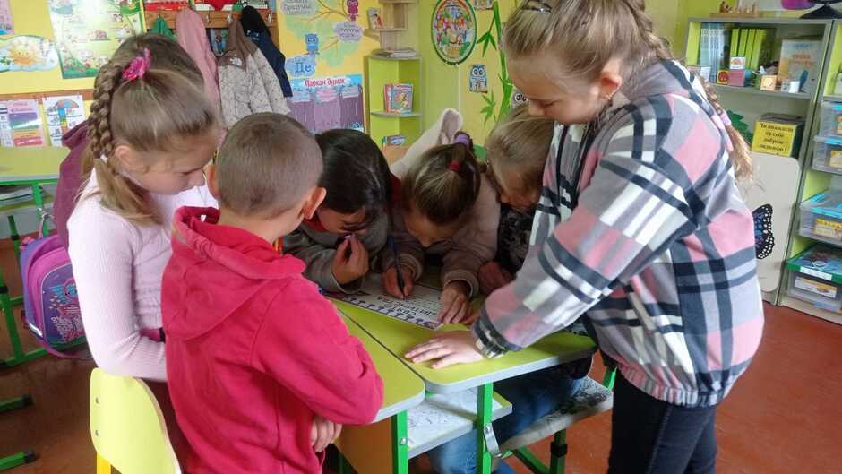 Возможно, это изображение 5 человек, ребенок, люди учатся и текст