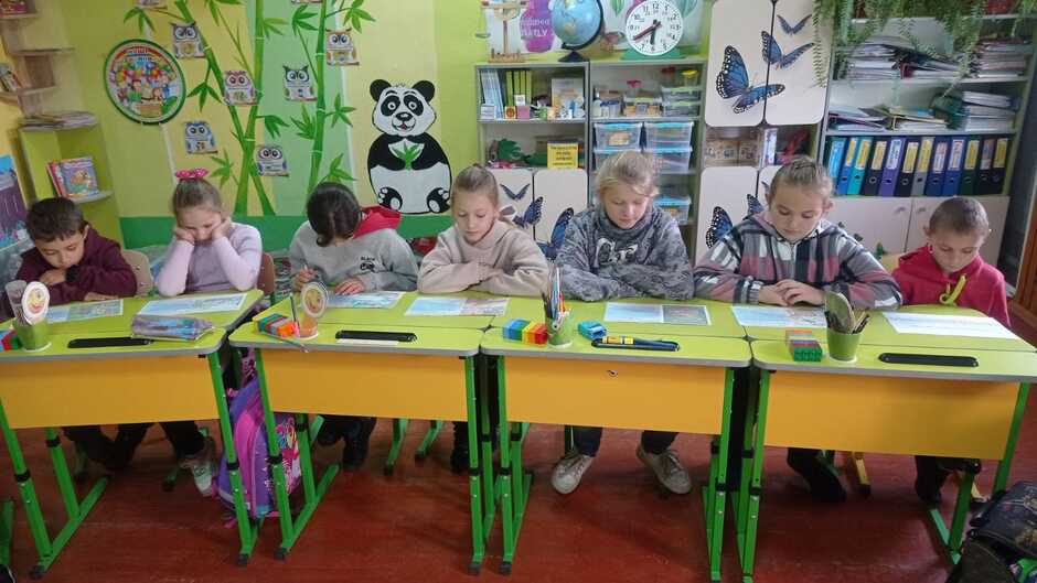 Возможно, это изображение 7 человек, люди учатся и детская игрушка