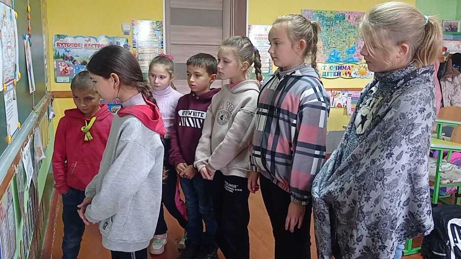 Возможно, это изображение 6 человек, люди учатся и текст