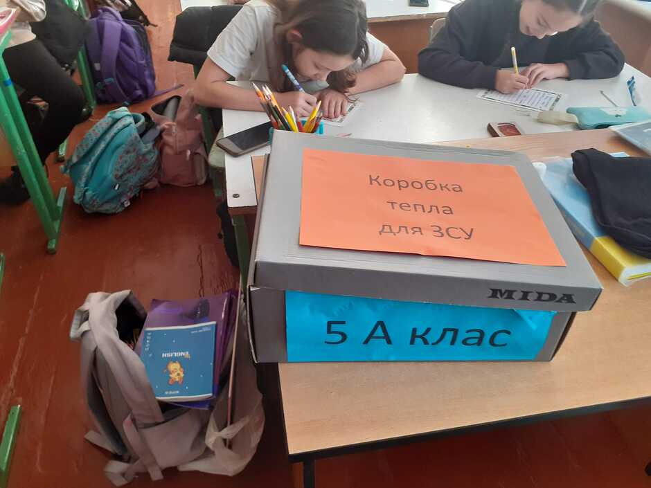На зображенні може бути: 3 людини, люди навчаються та текст «коробка ка тепла длязсу для зсу HSIVDN Bàn 5A A клас»