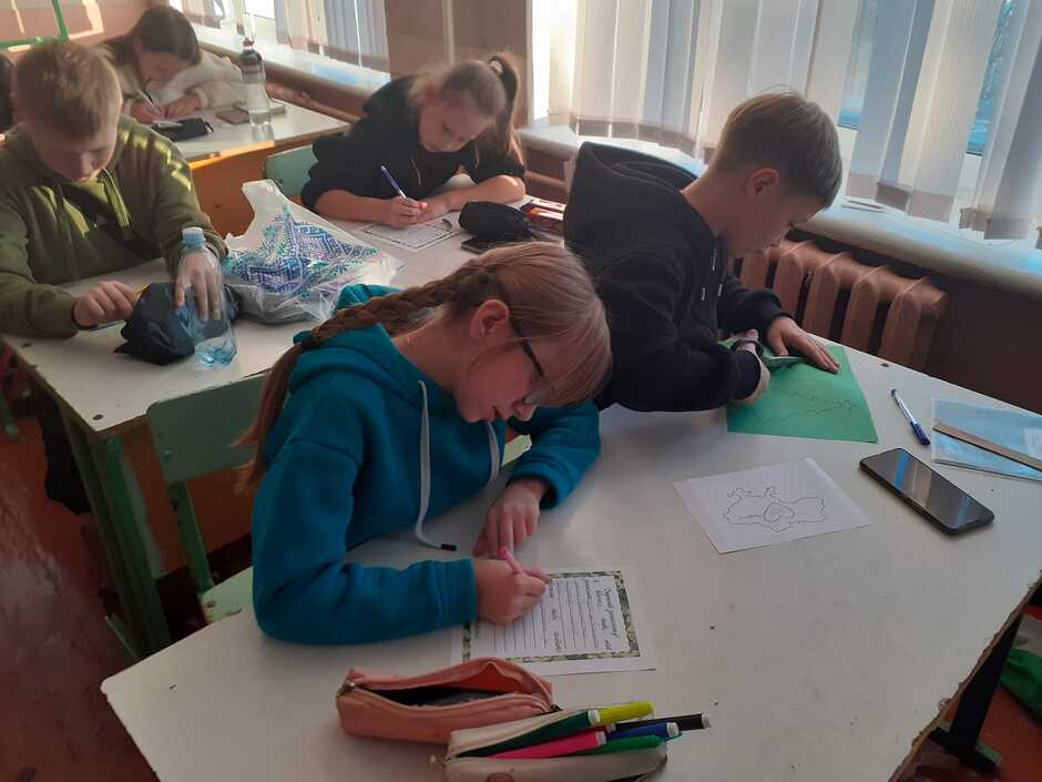 На зображенні може бути: 6 людей, люди навчаються, стіл та текст
