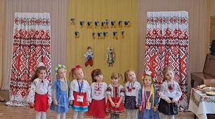 «У мандрівку вирушай- традиції і звичаї знай!» (для дітей середньої групи; за участю матусь)