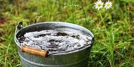 Священик освятив паски без атрибутів поливаючи всіх водою з відра
