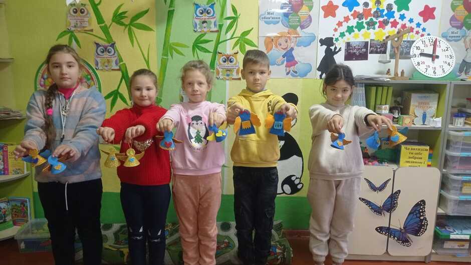Возможно, это изображение 5 человек, детская игрушка и текст