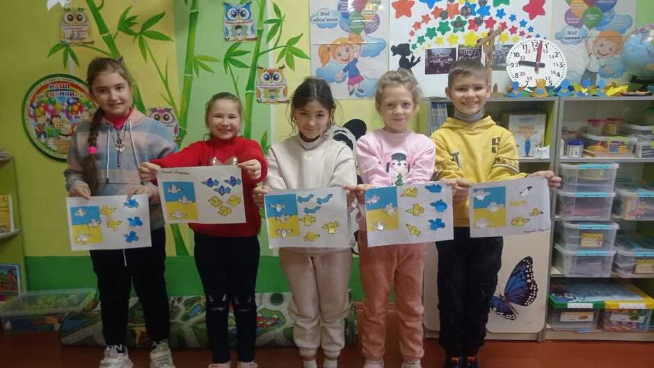 Возможно, это изображение 5 человек и детская игрушка