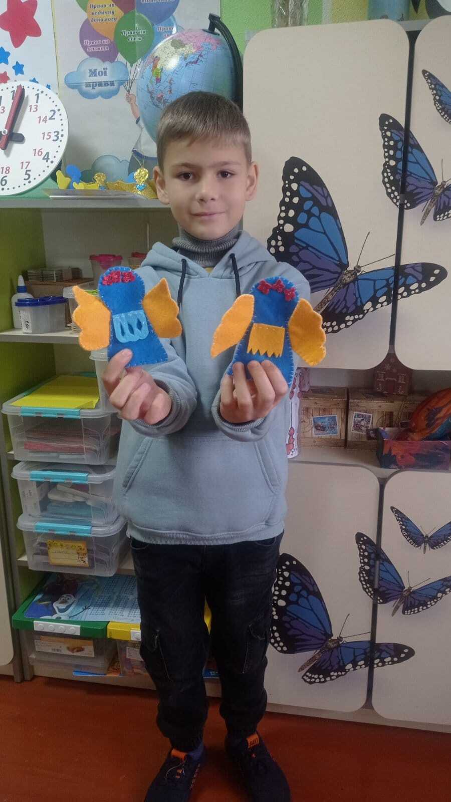 Возможно, это изображение 1 человек, ребенок, игрушка и текст