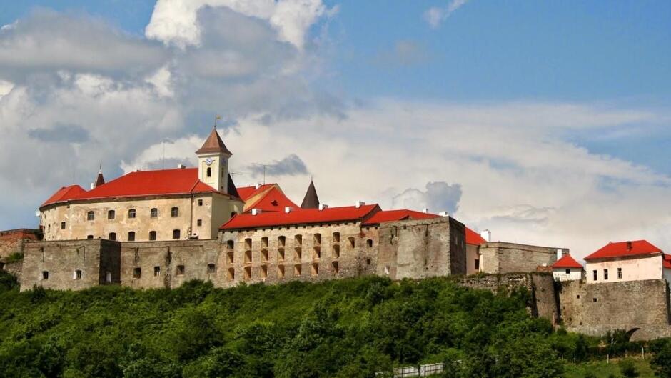 Замок Паланок у Мукачево: легенди, історії, цікаві факти з фото