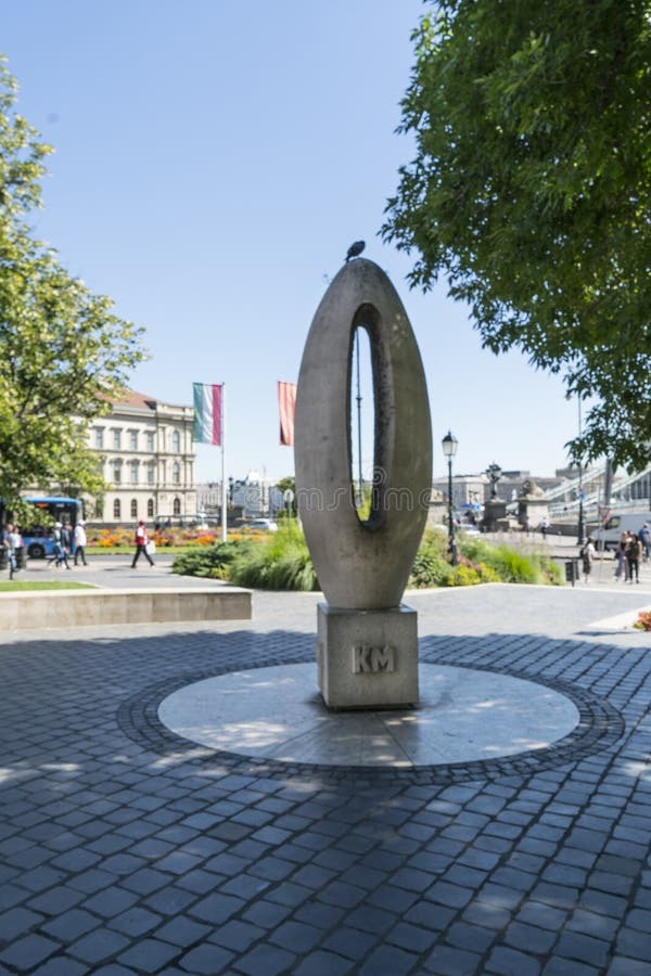 Km 0 skulptur i Budapest redaktionell arkivfoto. Bild av berömdt - 120615673
