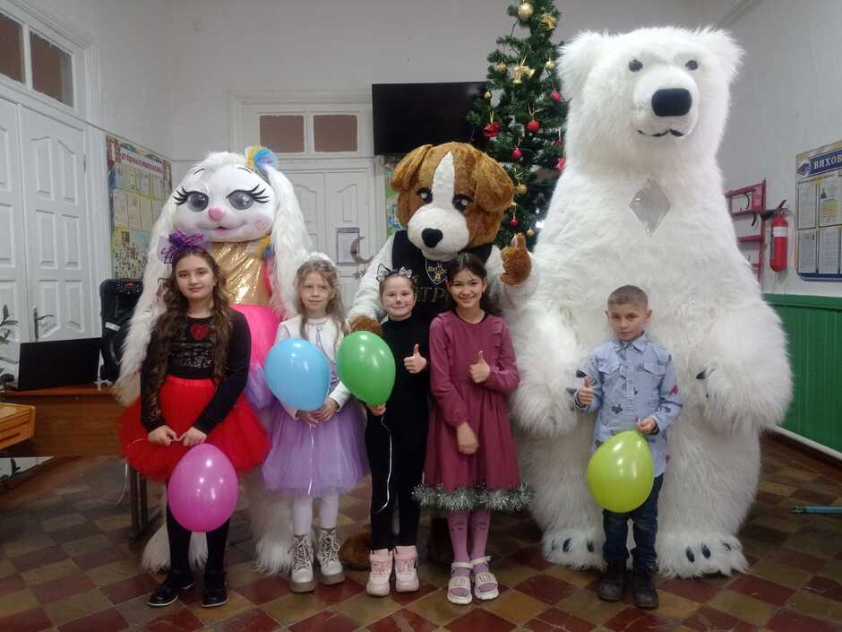 Возможно, это изображение 5 человек