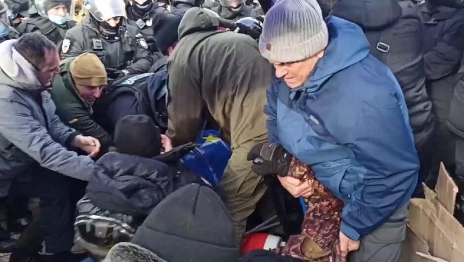 Суд над Порошенком: між прихильниками політика і поліцією сталась штовханина. ВІДЕО