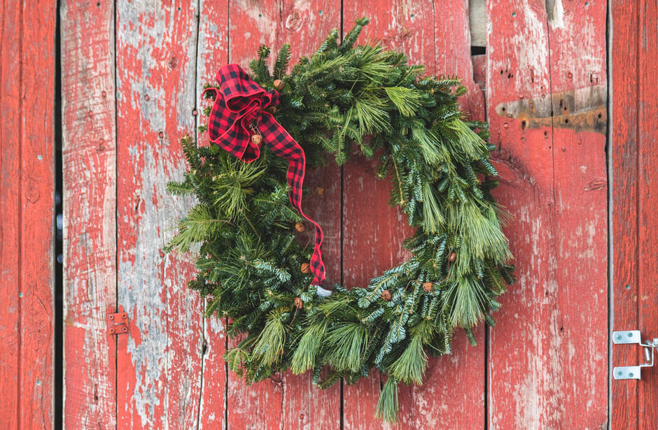 Here's What a Wreath Symbolizes at Christmas | LoveToKnow